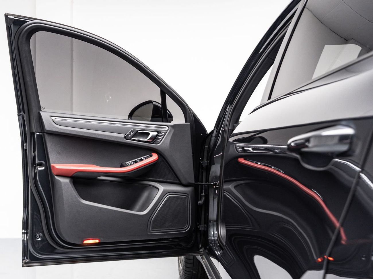 Porsche Macan Std 2.0L (252 HP) 2021 Porsche Macan, 1 Year Blackline Warranty, Full Service History, Low KMs, GCC