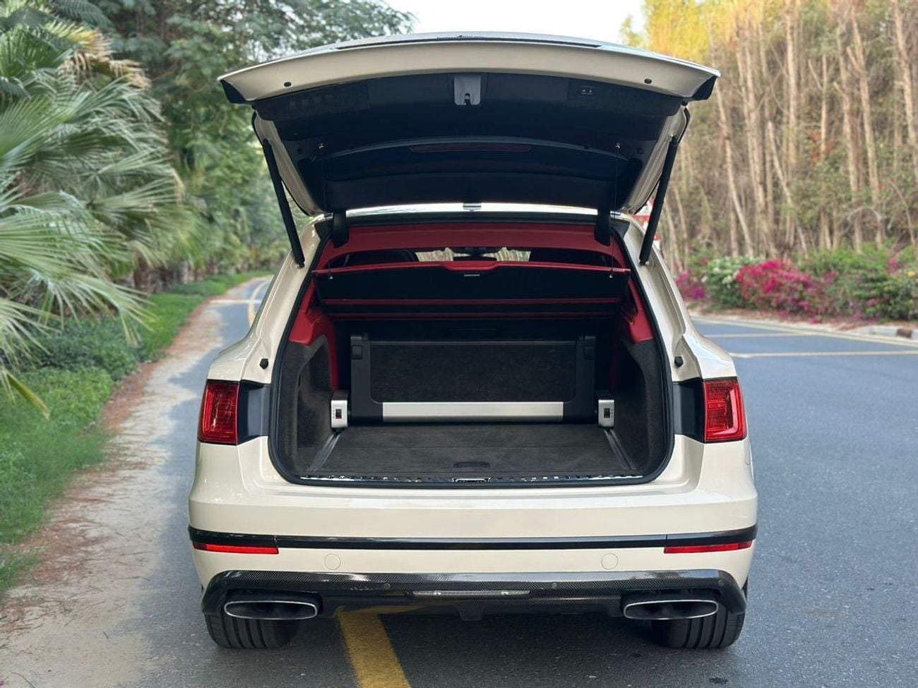 Bentley Bentayga Bentayga 4.0T 2017 Bentley Bentayga W12 Twin Turbo - GCC Spec