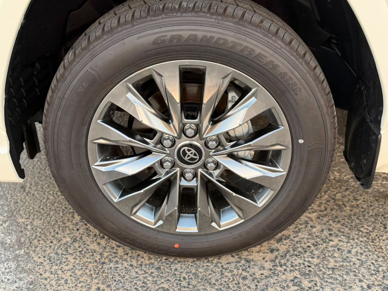 Toyota Land Cruiser VXR FUTTAIM SPECS