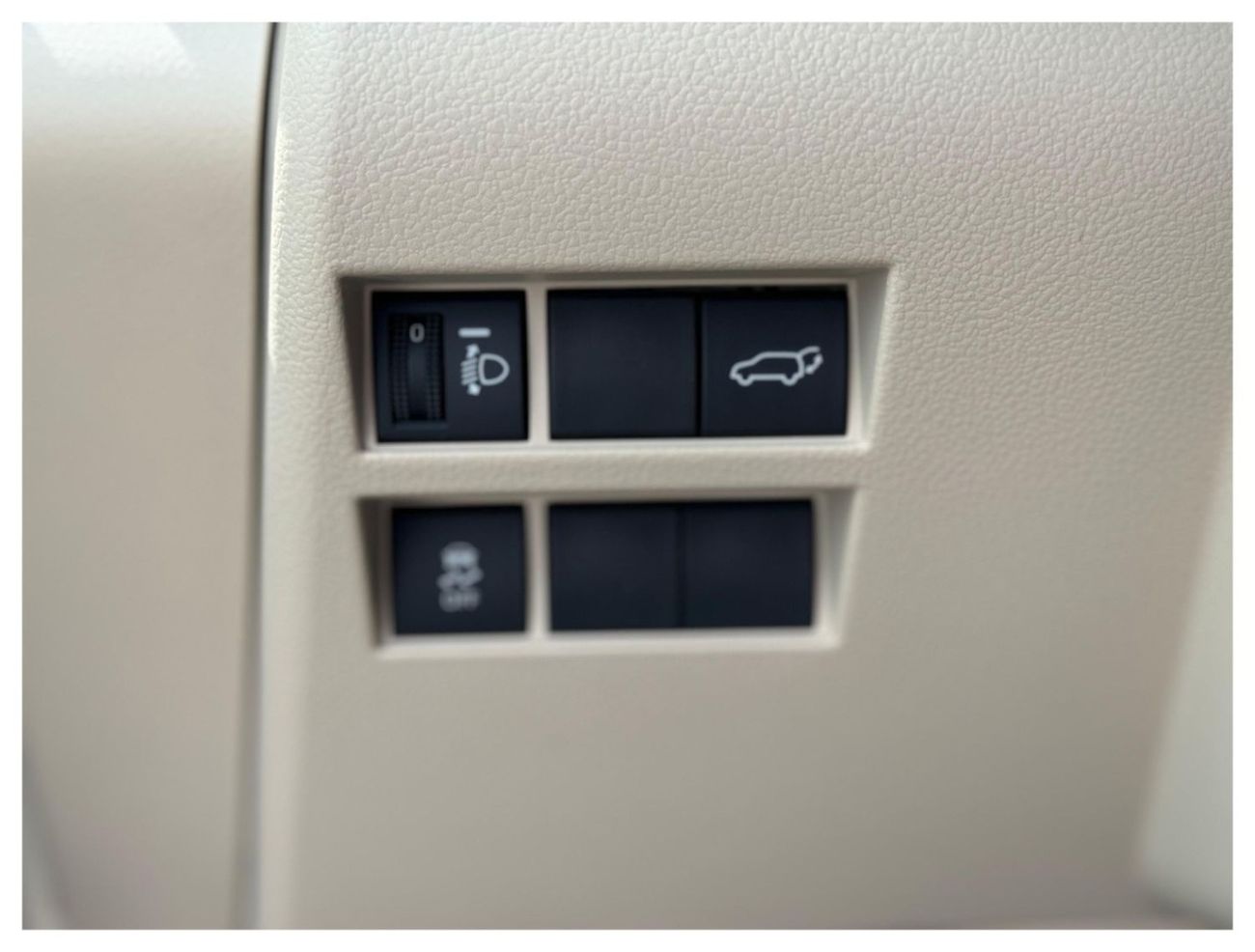 Toyota Land Cruiser GXR 4.0L FULL OPTION WITH SUNROOF AND COOLING BOX