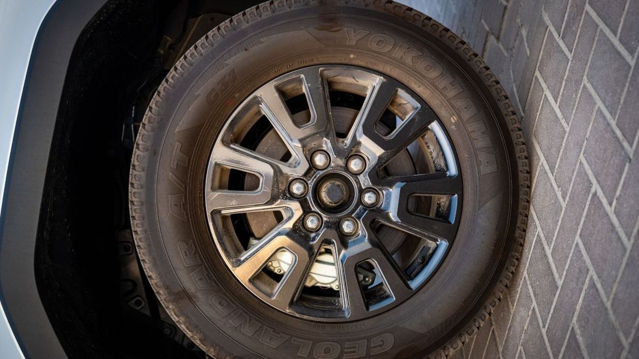 تويوتا برادو 2.8T DSL All Rounder . Four Wheel Drive , 7 Seats . 5 Door . Automatic