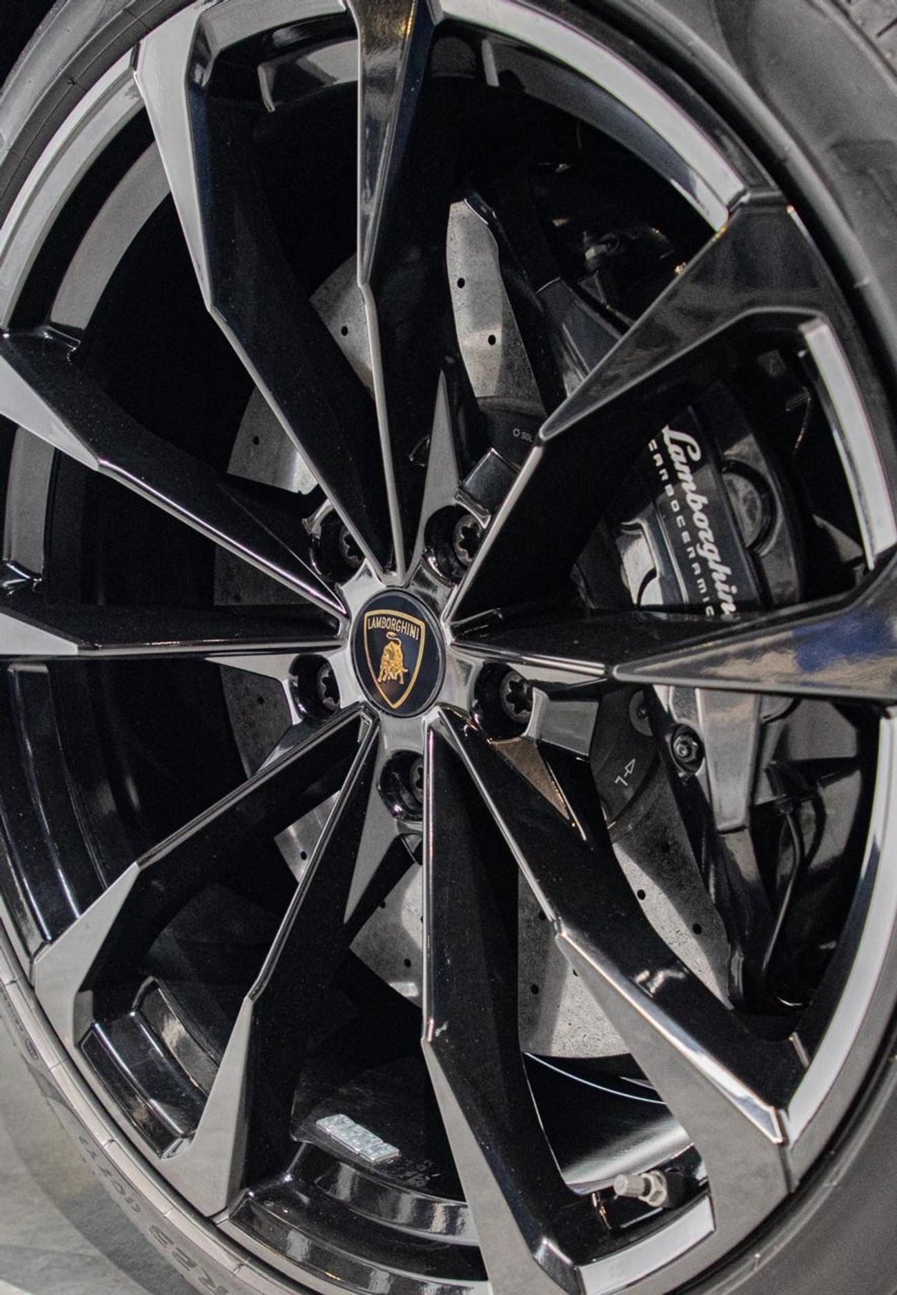 Lamborghini Urus STD 4.0T V8 Akrapovic Exhaust System • Warranty + Service Available • GCC