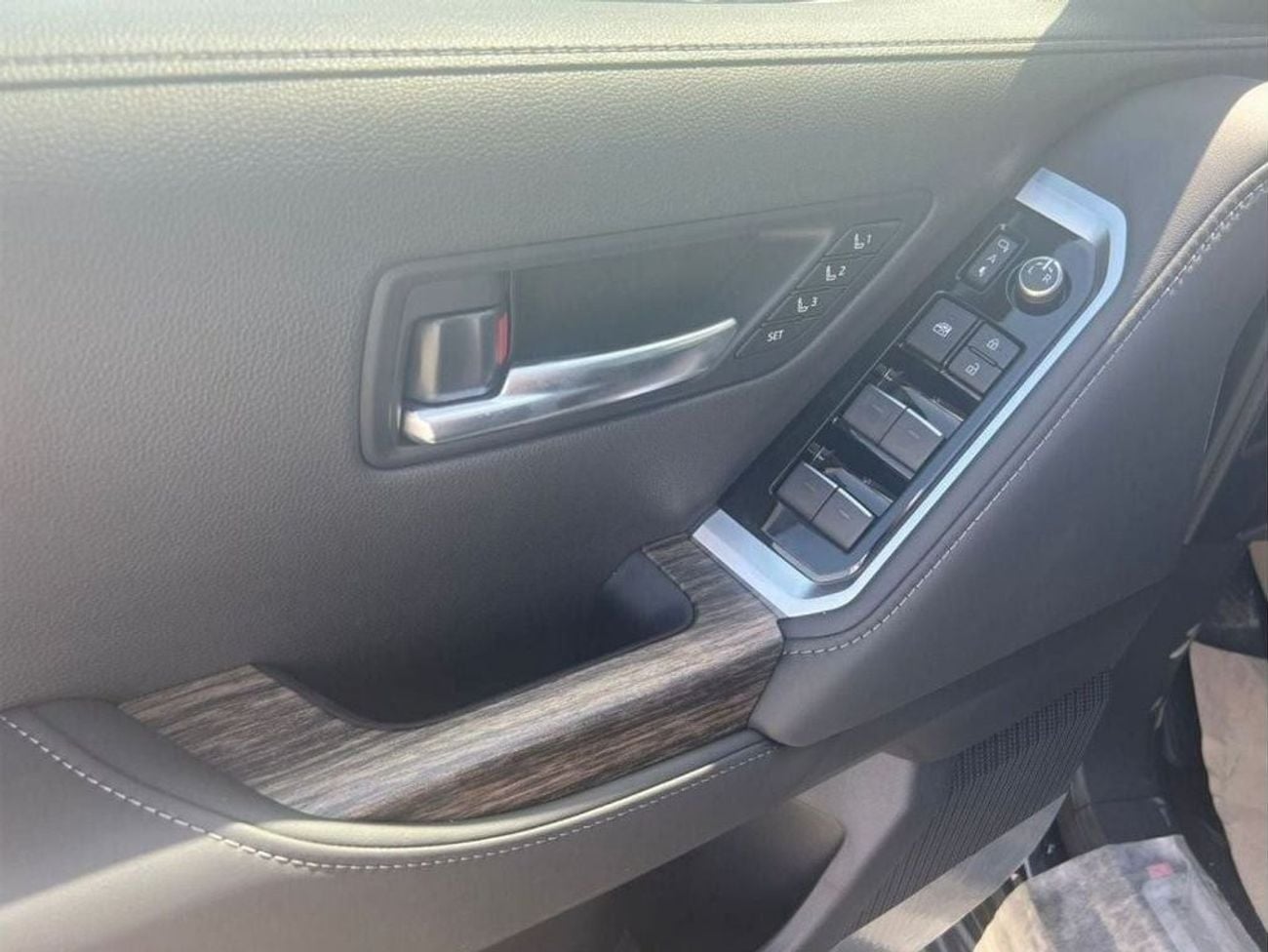تويوتا لاند كروزر LC300 3.3L AT DIESEL VXR FULL OPTION