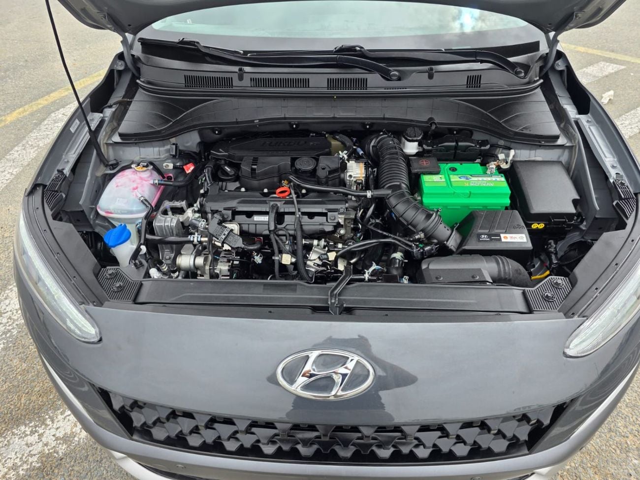 Hyundai Kona 1.6 Limited Turbo Sunroof, Push button, original leather seats and Parking sensors