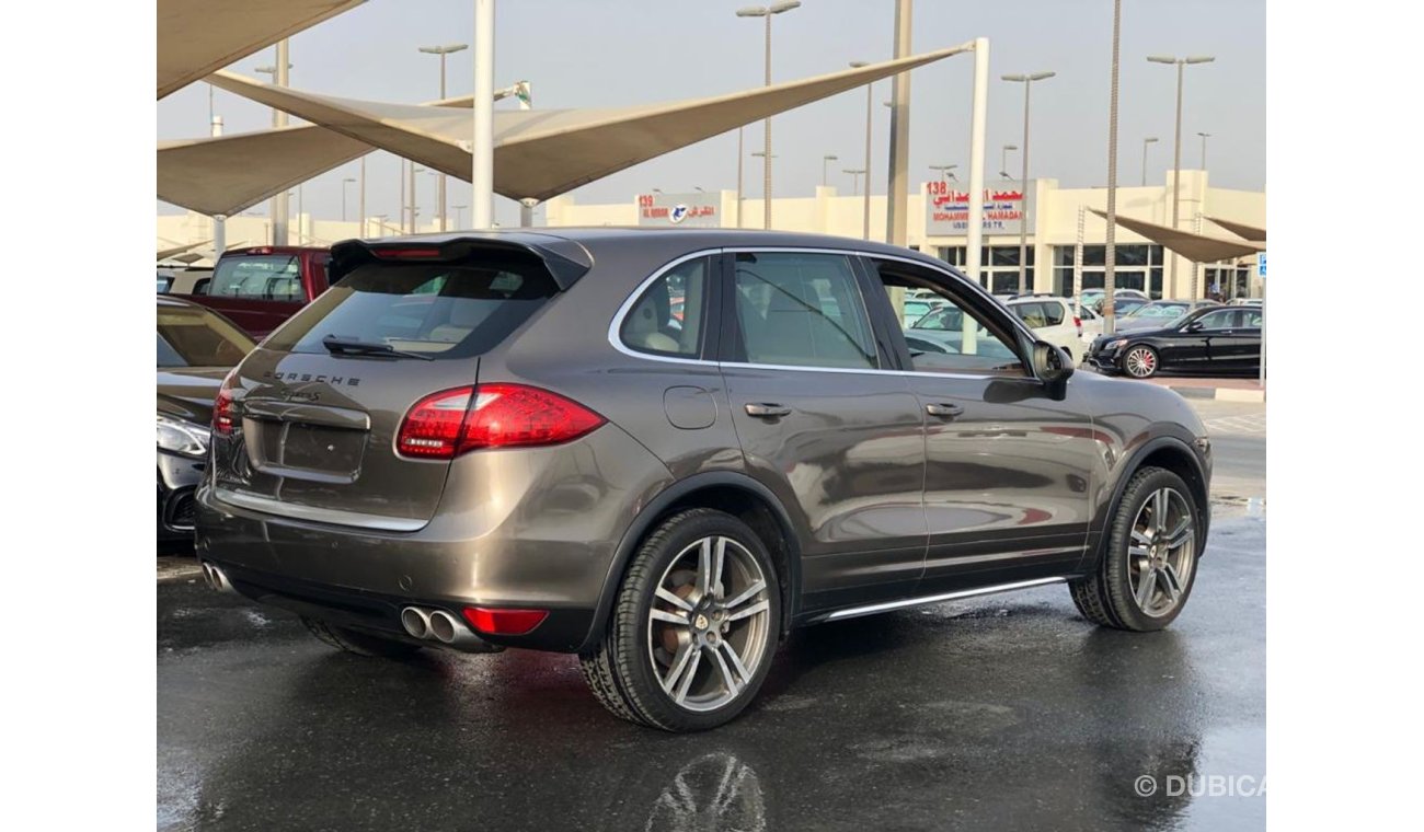 Porsche Cayenne Porsche Cayenne model 2011 GCC car prefect condition full option panoramic roof leather seats back c