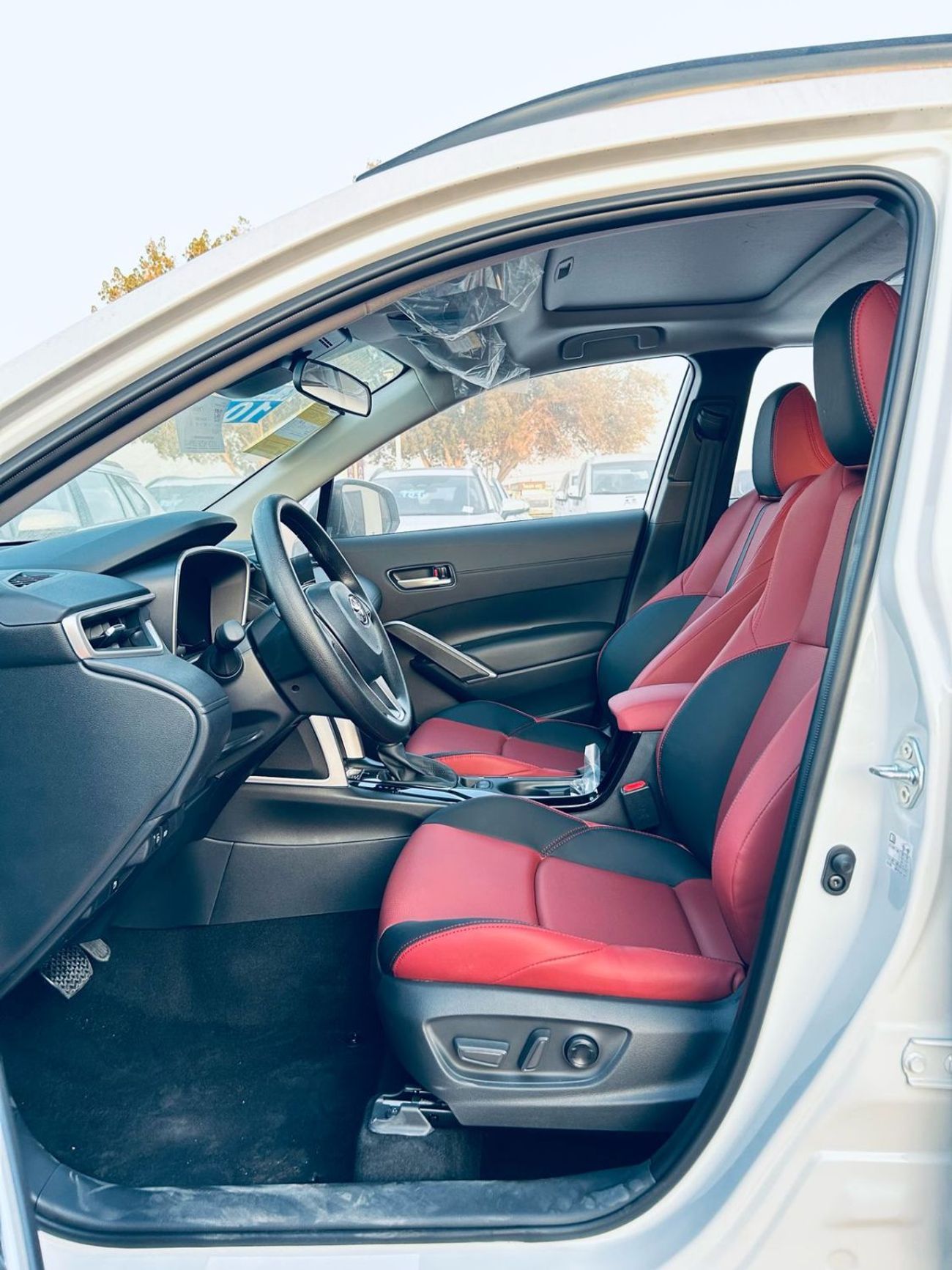 تويوتا فرونتلاندر Fully Loaded - Leather seats with 2 ton colors - Electrical Driver Seat - 5 seaters - LED lights ( F