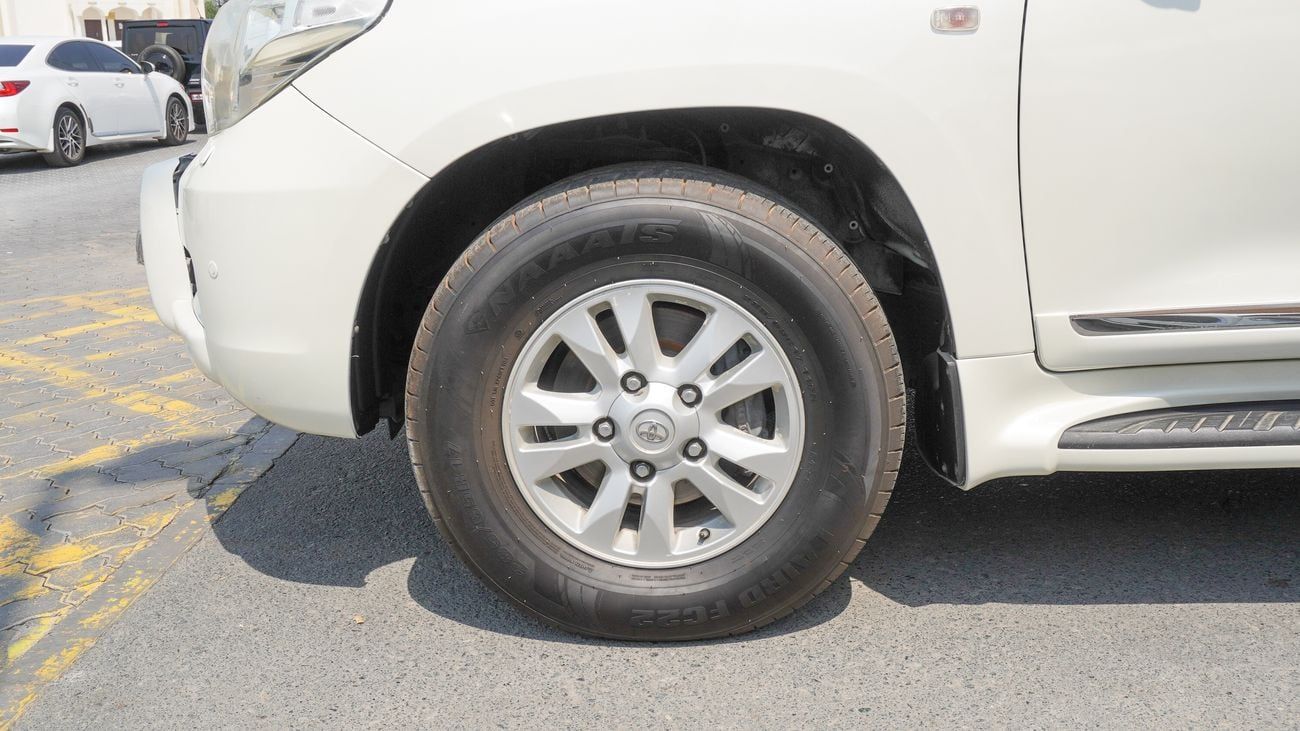 Toyota Land Cruiser GXR V8