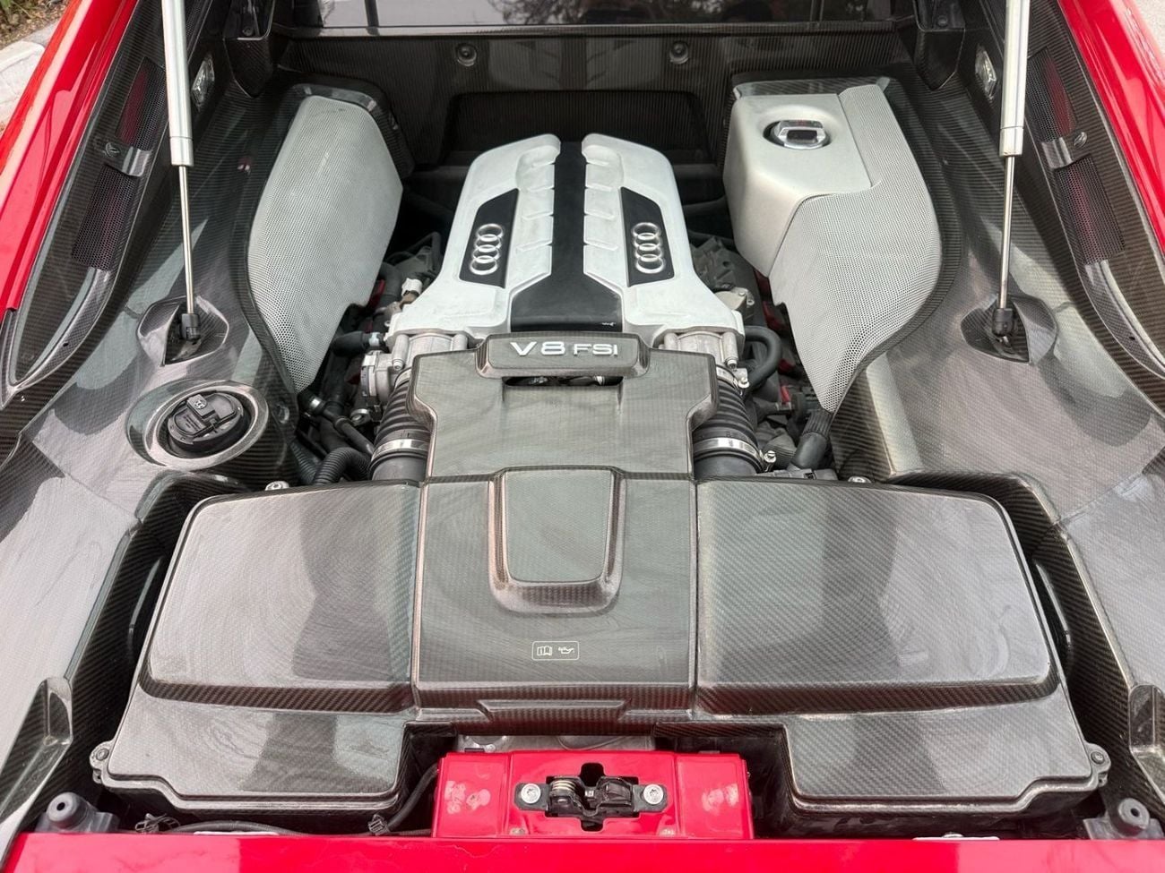 أودي R8 FSI Audi R8 V8 FSI 2015 GCC Specs - Pristine Condition Full Service History in perfect condition