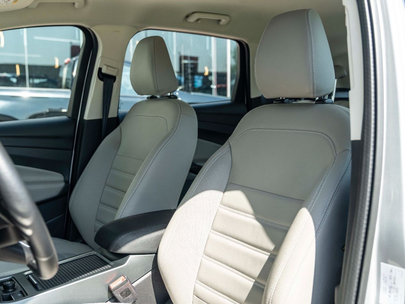 Ford Escape AED 865 PM • ESCAPE AWD SE • ONLY 40K KM • OFFICIAL FORD WARRANTY AND SERVICE PLAN