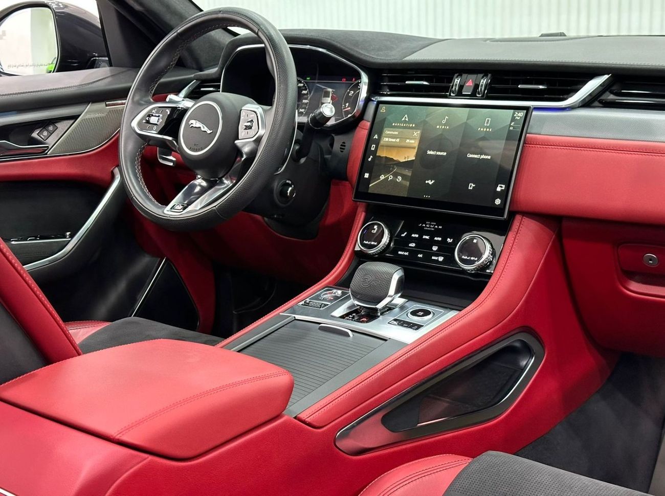 جاكوار F بيس 2022 Jaguar F-PACE SVR , Jaguar Warranty+Service Contract Till Nov 2027, Full Service History, GCC