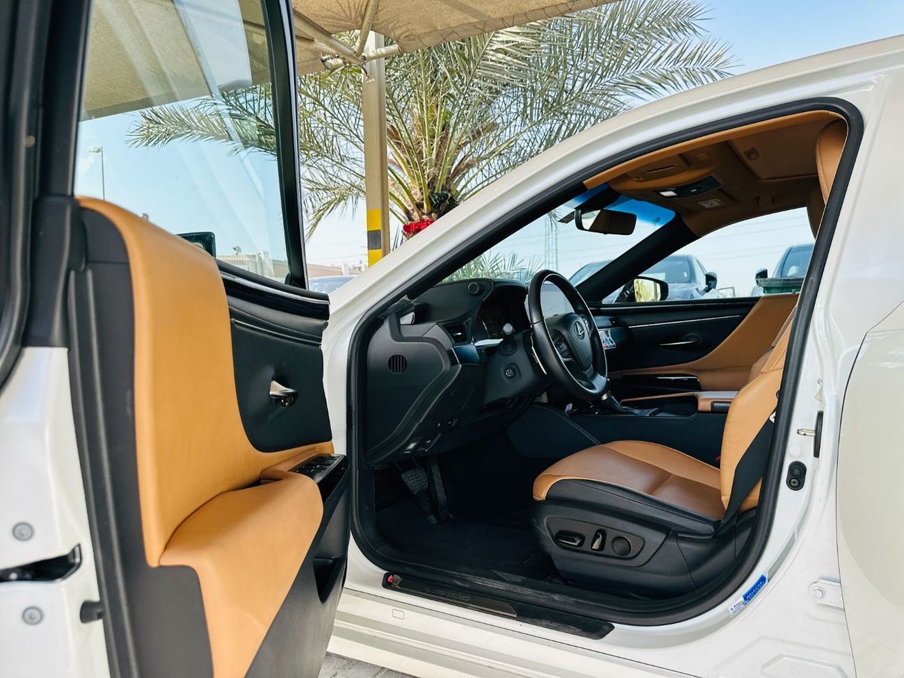 Lexus ES300h 2023 Lexus ES 300H - White inside Brown