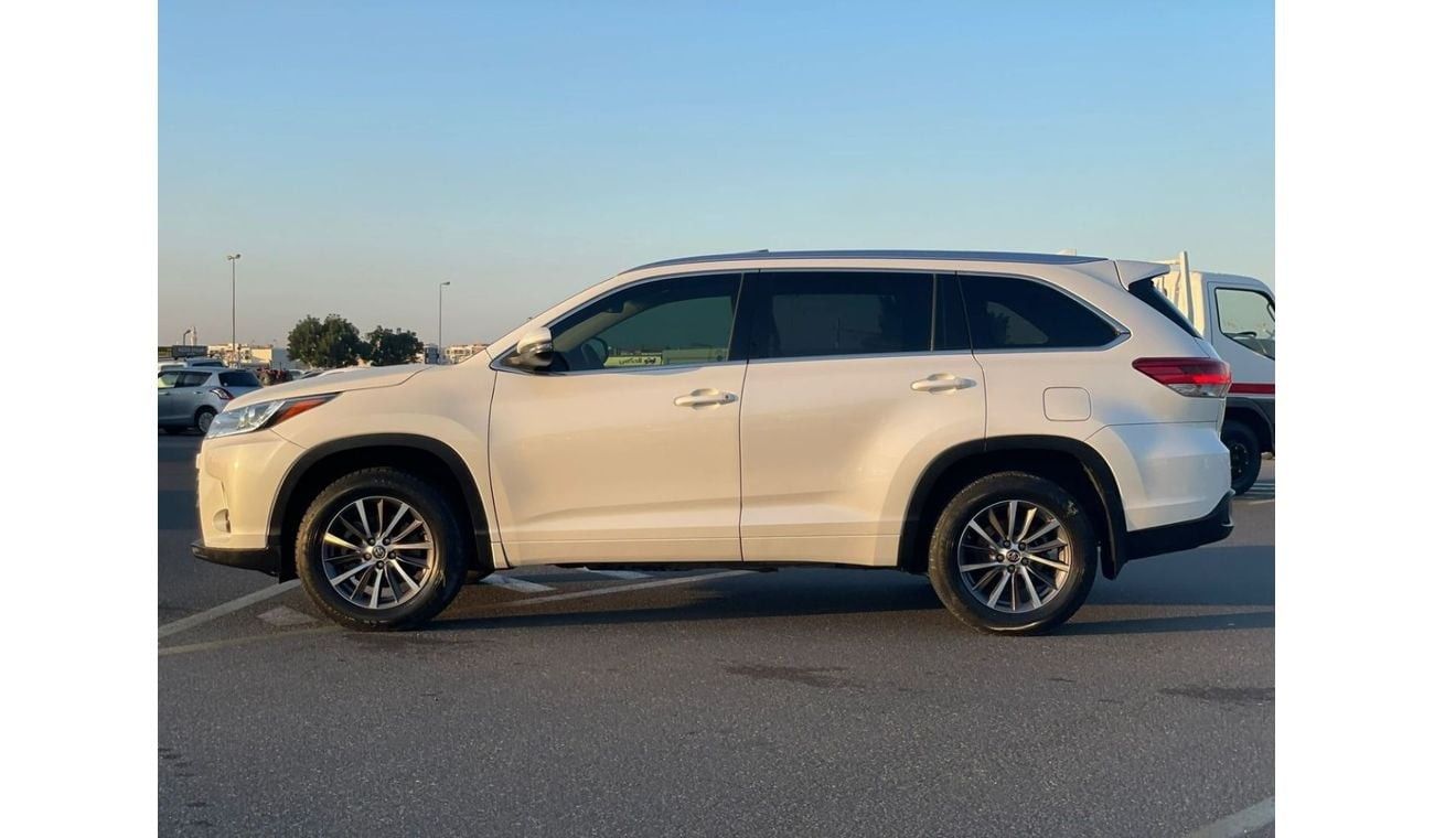 Toyota Highlander 2018 Toyota Highlander XLE 3.5L V6 Full Option Sunroof 7 Leather Seats - Radar & BSM Auto Trunk -