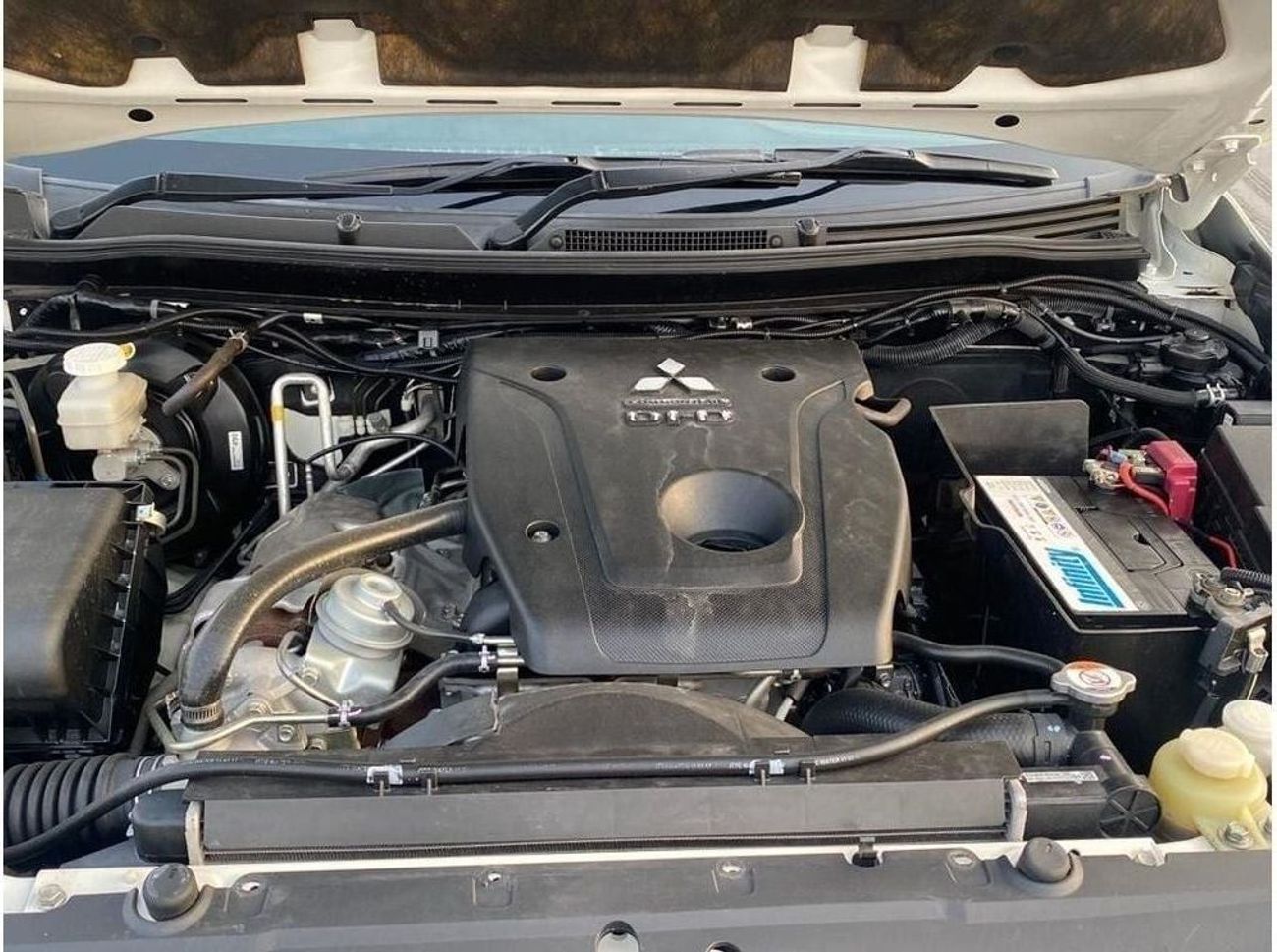 ميتسوبيشي باجيرو Diesel 2.4 Liter Right Hand Drive Automatic 7 Seater Leather seats 4WD