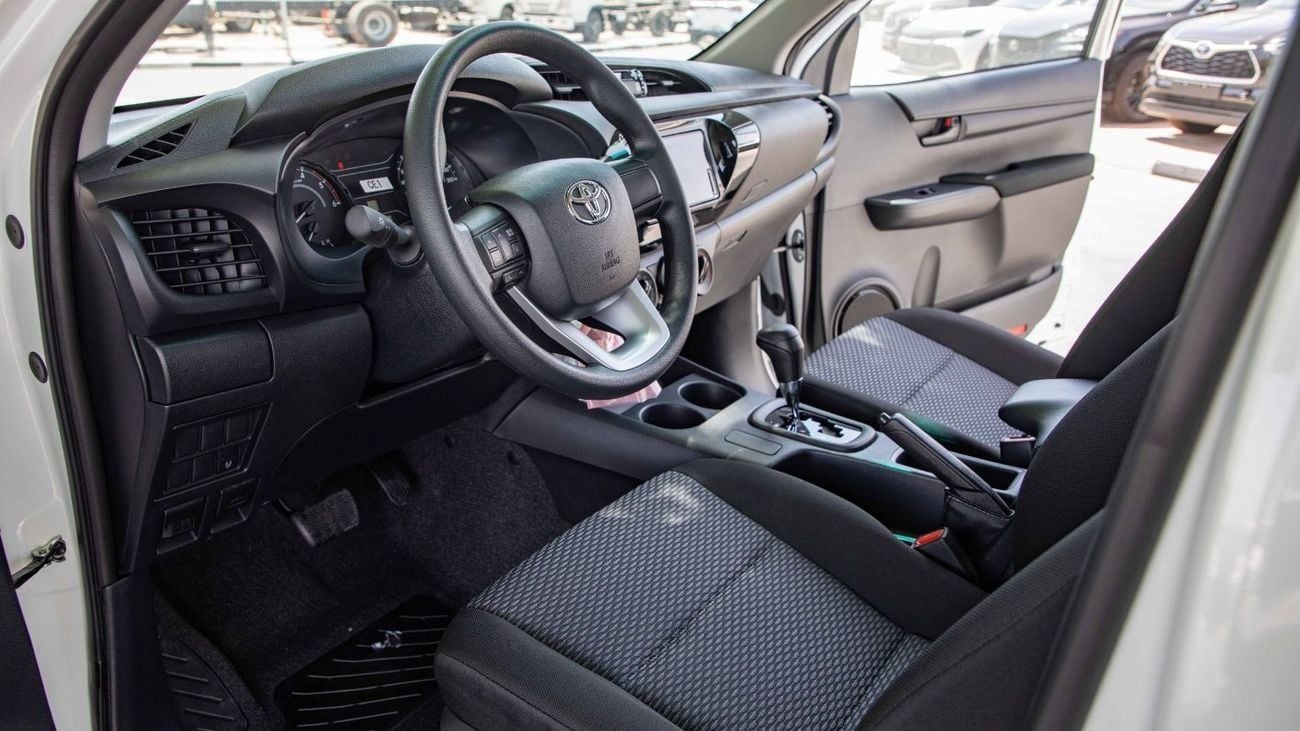 تويوتا هيلوكس DLX 2.4L DOUBLE CAB BASIC A/T