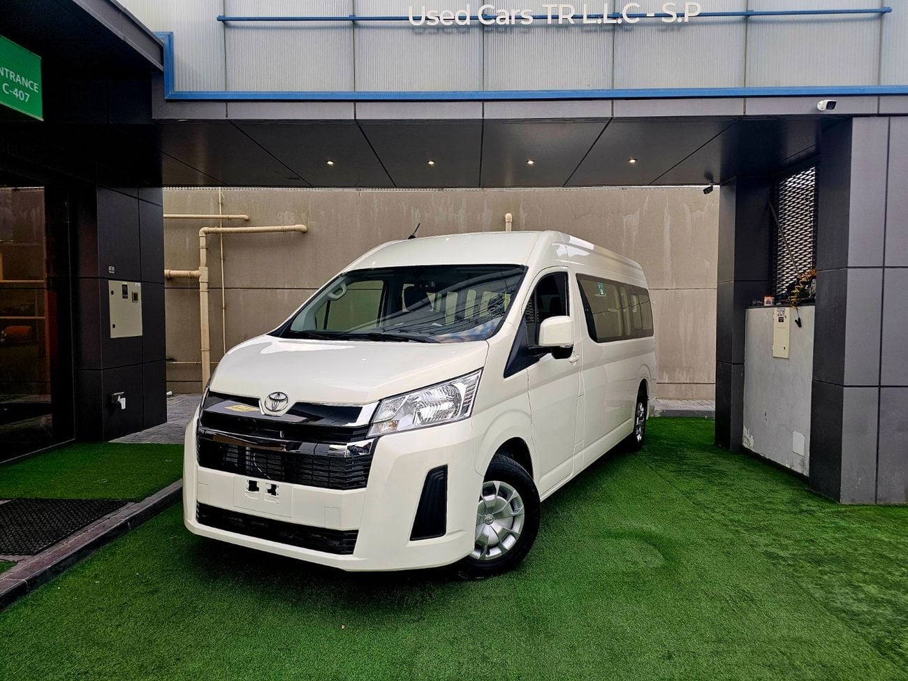 تويوتا هاياس GL PASSENGER/ PATROL MANUAL/ 3.5 V6/ LOW MILEAGE