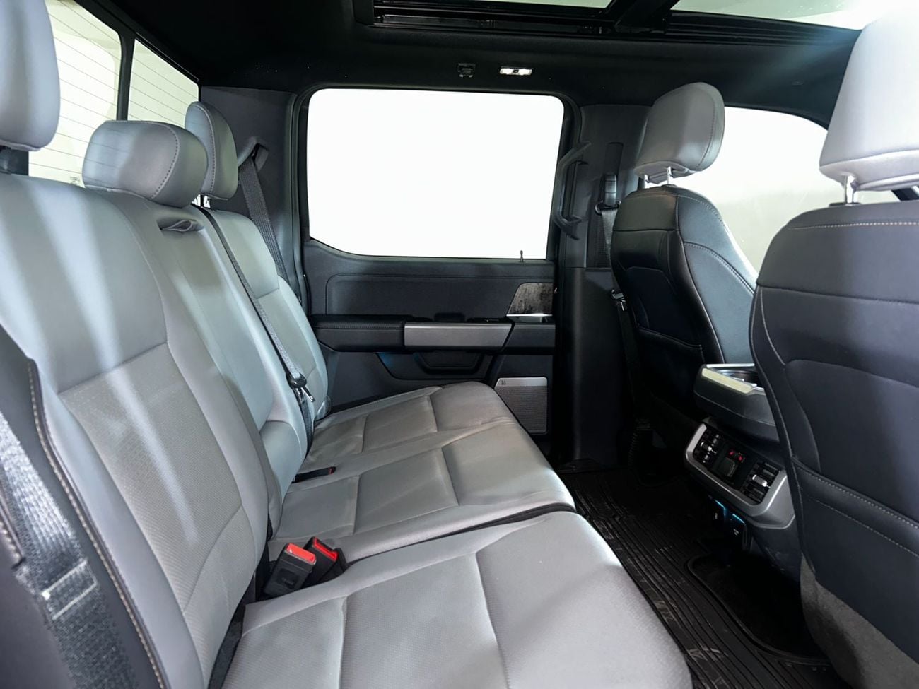 فورد F-150 لايتنينغ LARIAT EXTENDED LT1722 F150 لايتنينج بلاتينيوم كرو بمحركين كهربائيين / شركة الطاير للمحركات / معرض القوز
