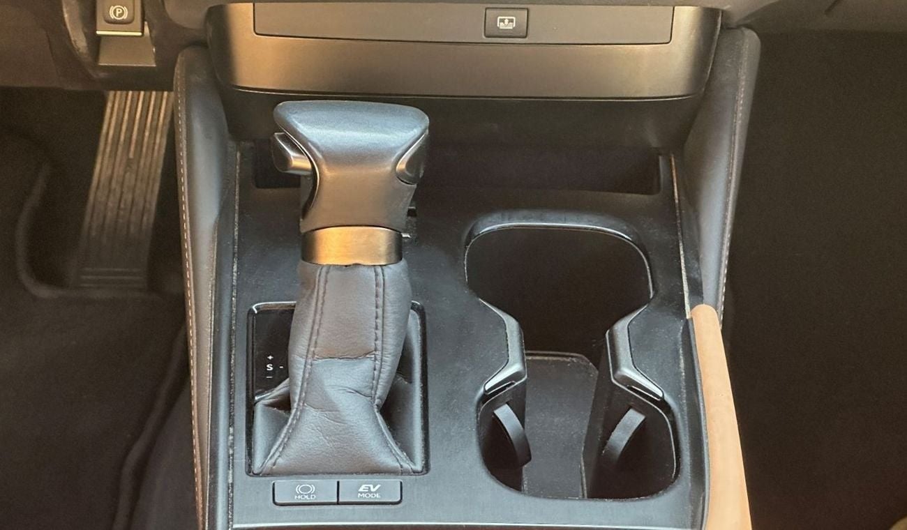 Lexus ES300h Hybrid 2.5L 4 Cylinders 2023 GCC Low Mileage