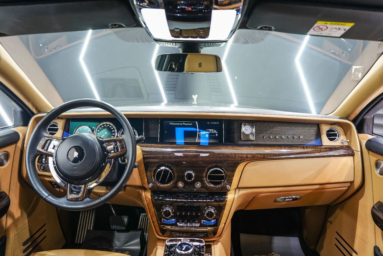 رولز رويس فانتوم Rear Entertainment, Bespoke Audio, Starlight Roof, GCC Spec!!