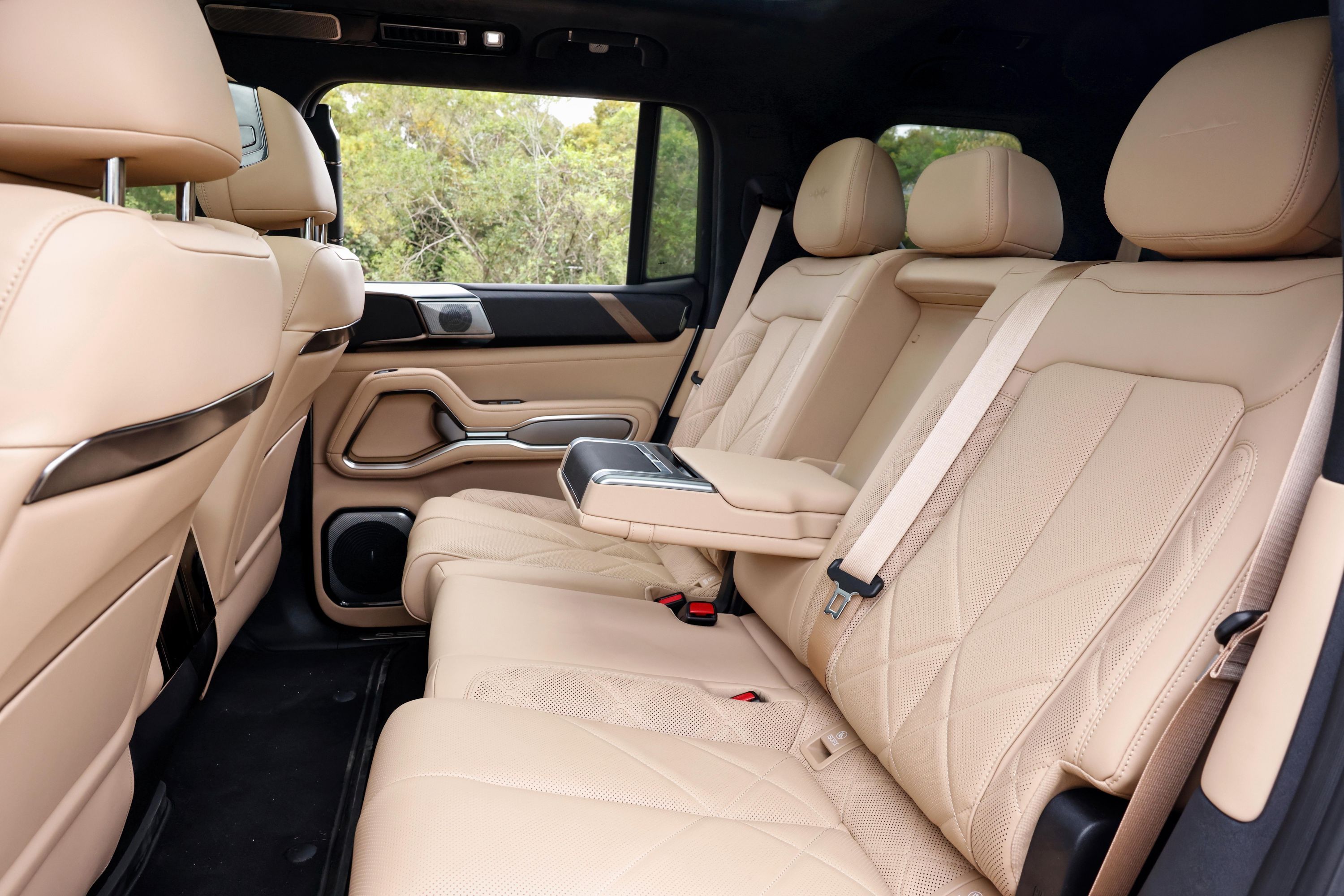 Denza B8 interior - Seats