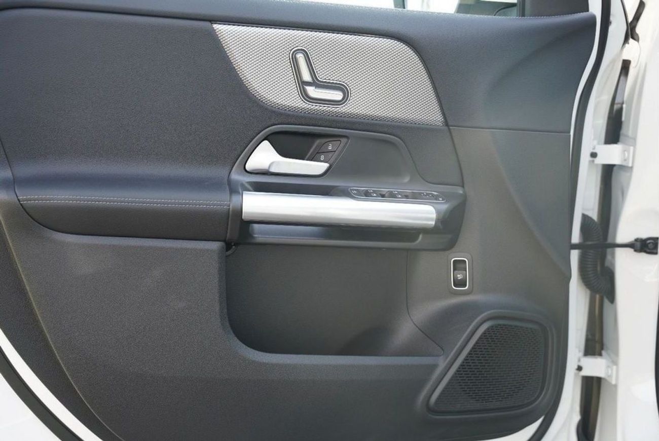 مرسيدس بنز GLA 200 2025 Mercedes-Benz Gla200 1.3 L with 360 Camera and ambient lighting