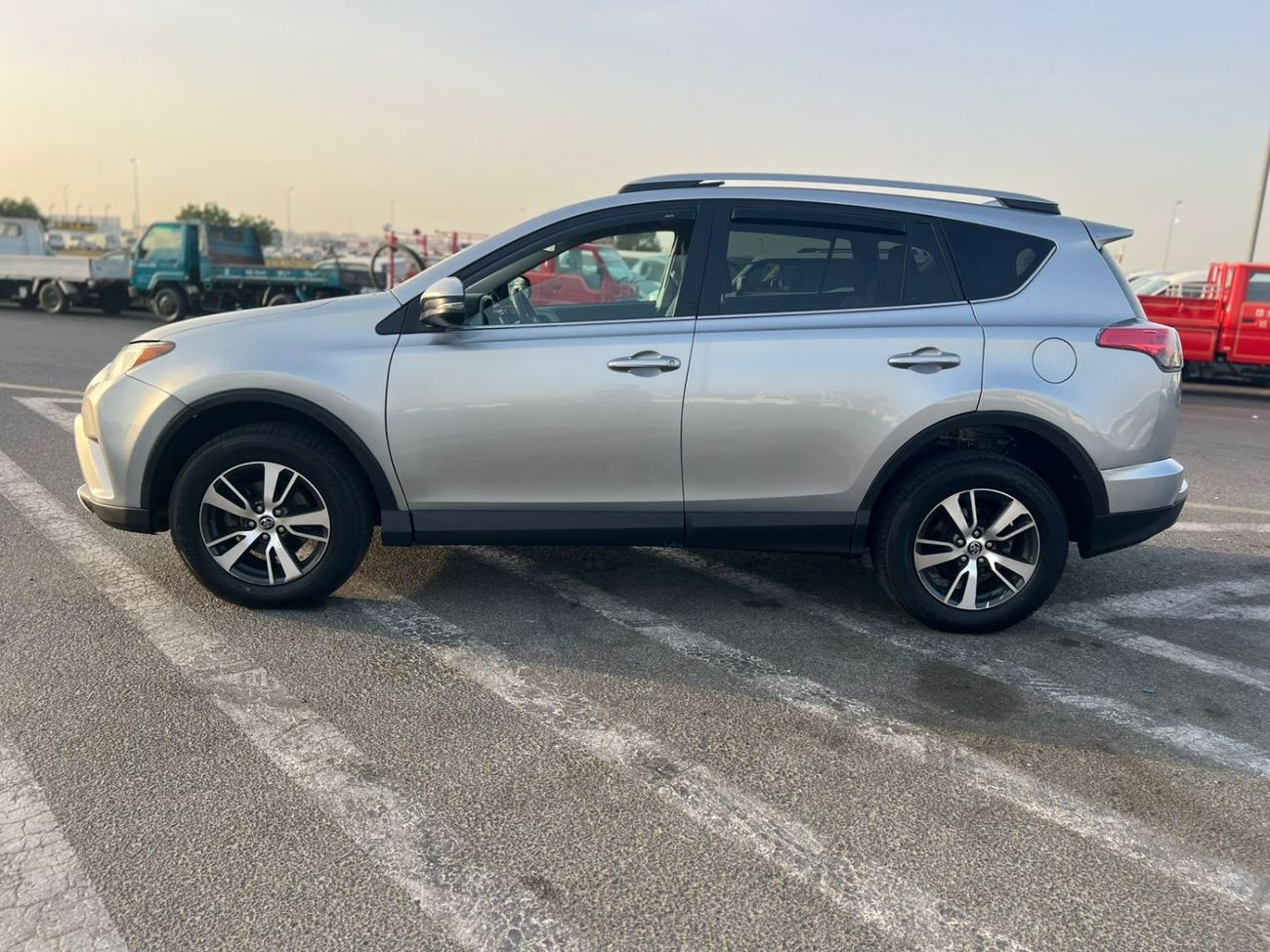 Toyota RAV4 2017 Toyota Rav4 XLE 2.5L V4 Mid Option - 4x4 AWD - Sunroof - Leather Seats -