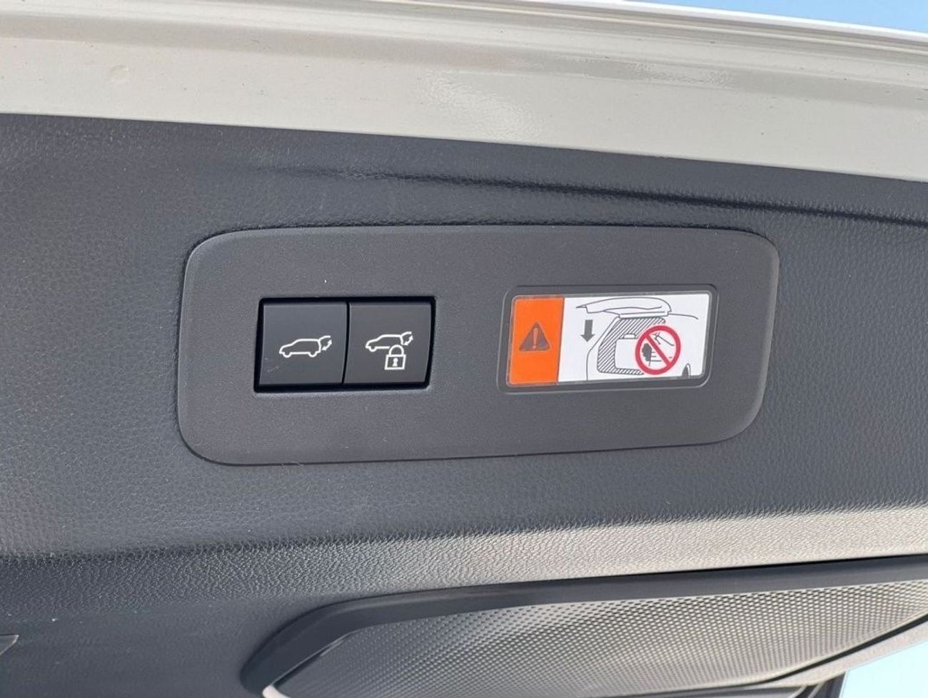 تويوتا برادو 2.4L PETROL FULL OPTION 2024