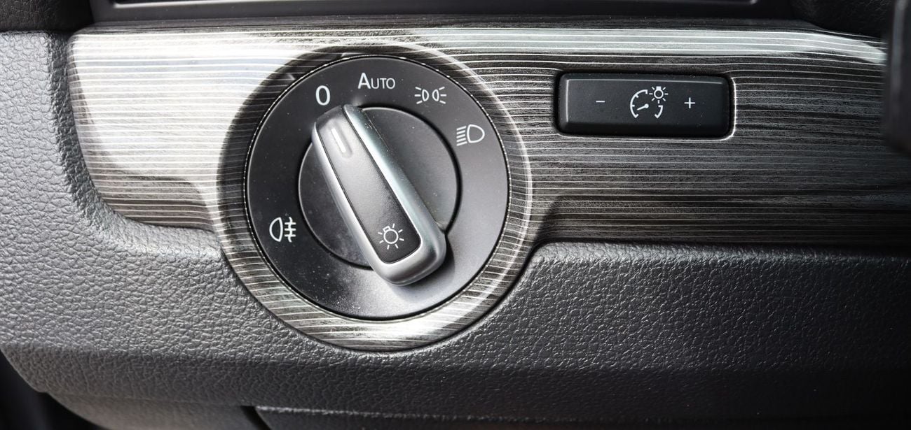 Volkswagen Passat SEL 2.5L Volkswagen Passat - 2021 - GCC- Accident-free - Low Mileage - excellent condition, inside a