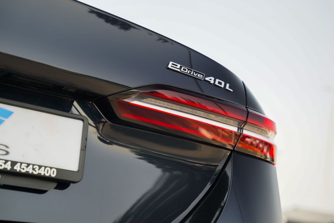 بي أم دبليو i5 2025 BMW i5 e-Drive 40L M-Sport package RWD 0km