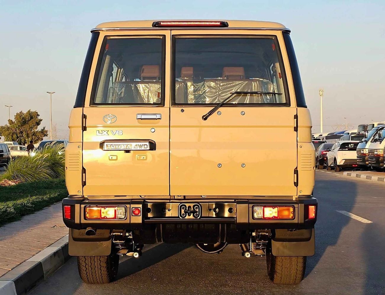 Toyota Land Cruiser 70 4.0L PETROL A/T | TOP VARIANT | DIFF LOCK | REFRIGETOR | FULL OPTION | CODE#68081