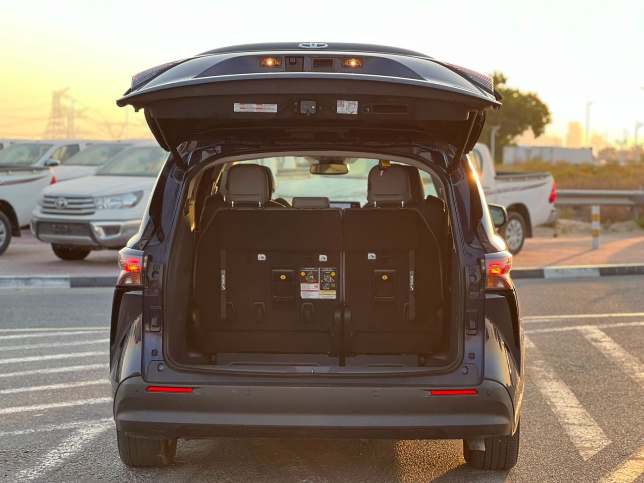 تويوتا سيينا  2024 Toyota Sienna XLE Hybrid Full Option 2.5L V4 - 7 Seater Doors Full Auto With Radar - Rear Camer