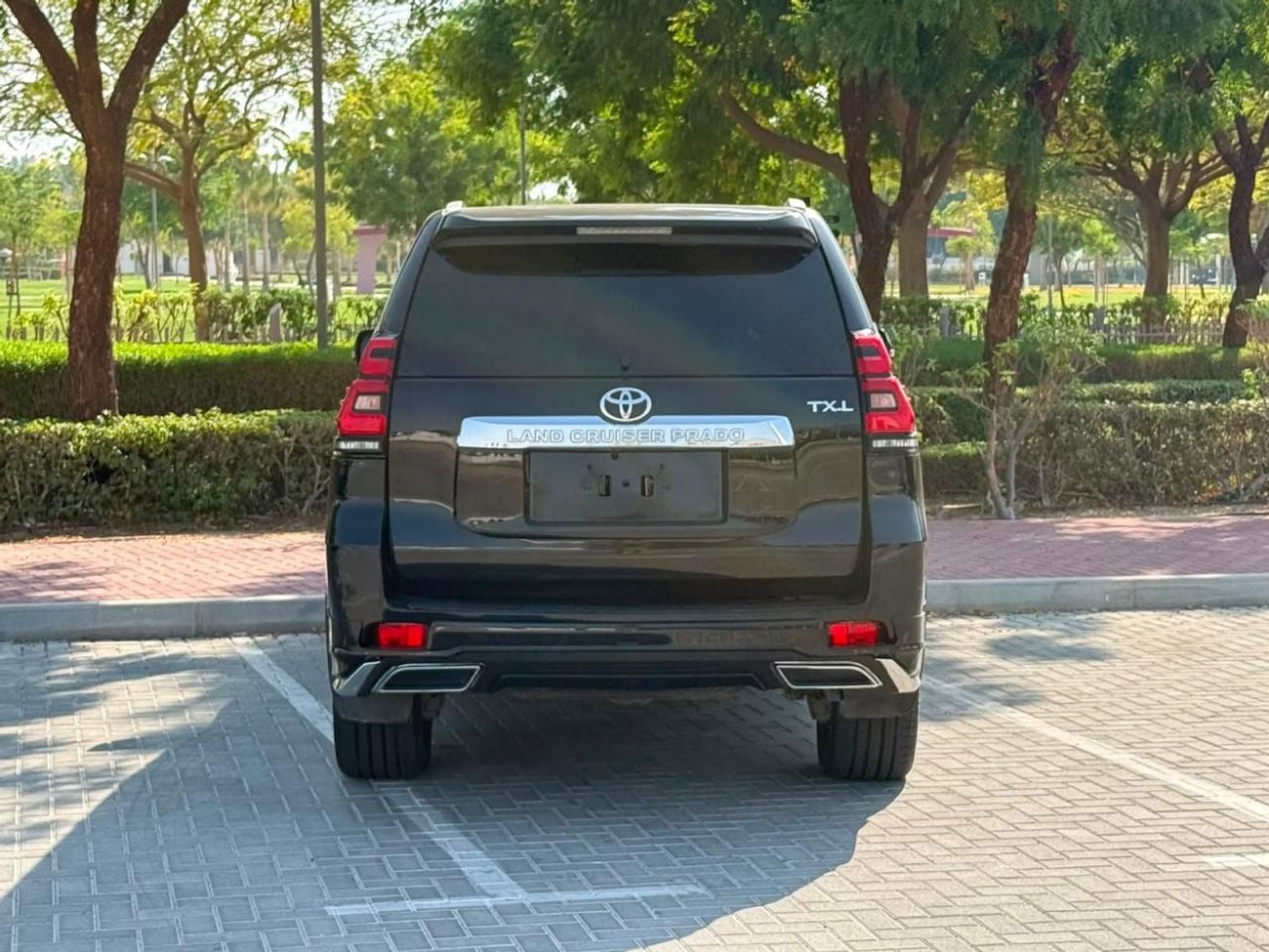 تويوتا برادو TX-L موديل 2023، محرك بنزين V6 سعة 4.0 لتر، اللون أسود، ناقل حركة أوتوماتيكي، مقاعد جلدية سوداء، 7 مقاعد،