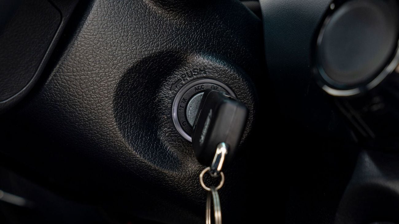 Toyota Hilux MID OPTION PETROL 2.7 AT