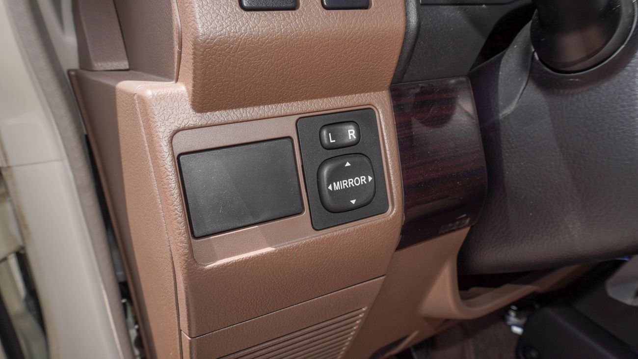 تويوتا لاند كروزر 70 LX 4.0 L V6