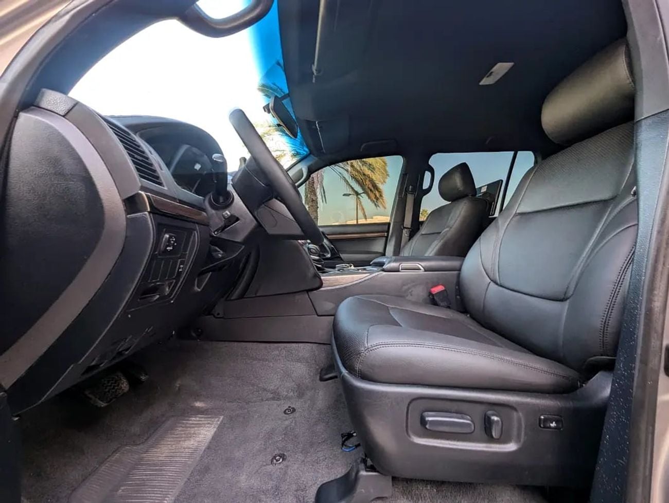 Toyota Land Cruiser GXR FACELIFTED WITH INTERIOR AND EXTERIOR GCC V6 4.0L
