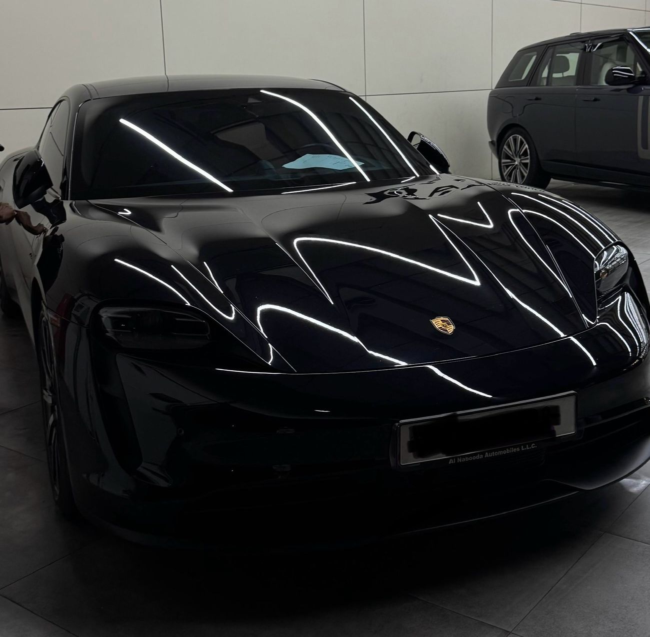 بورش تايكان Base