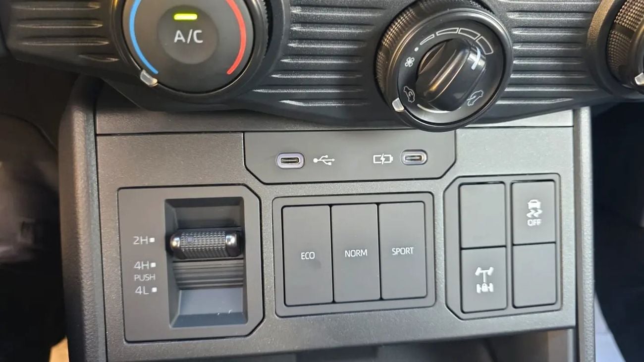 Toyota Hilux Hilux E 2.8L MT