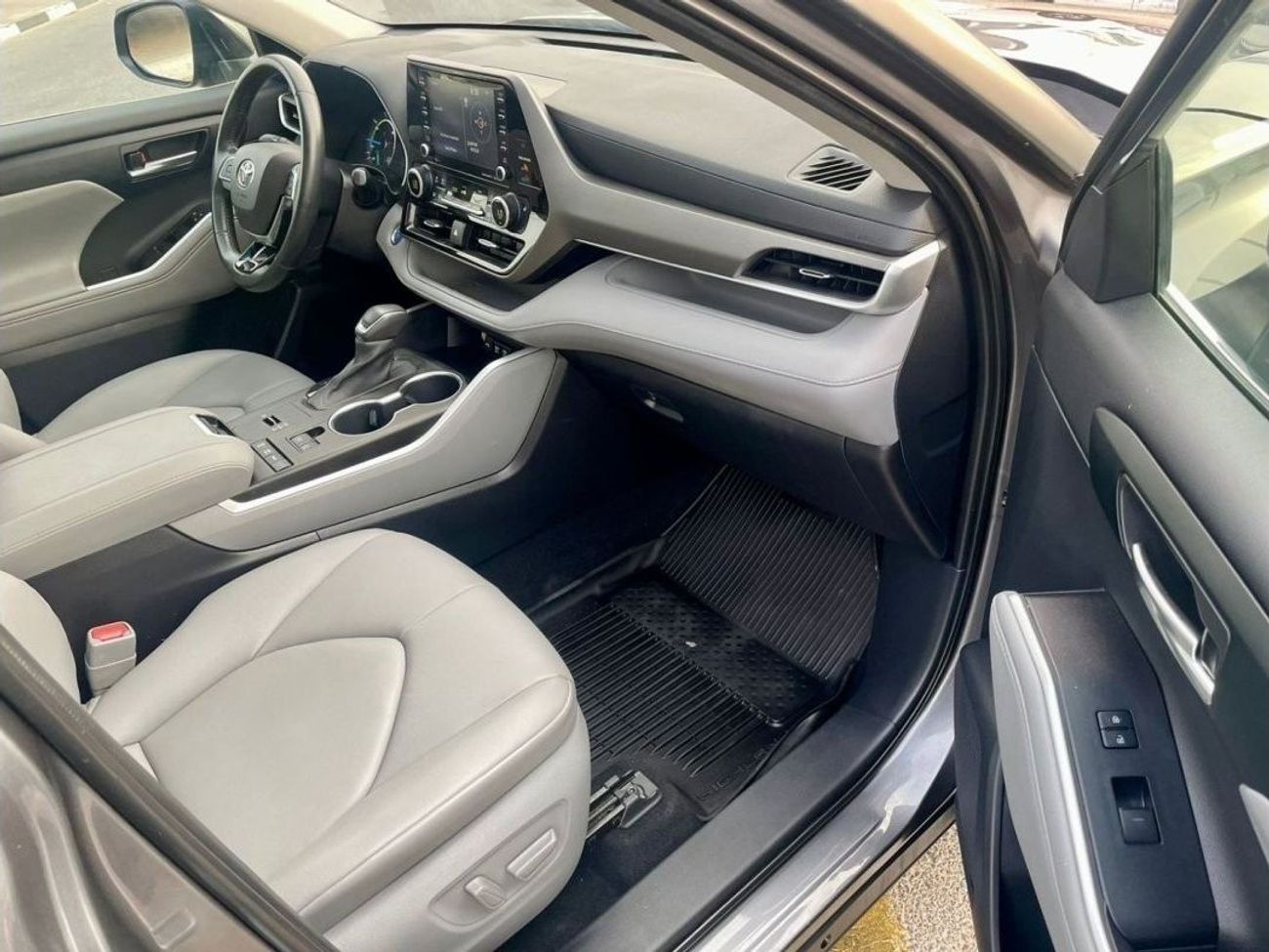 Toyota Highlander 2021 Toyota Highlander XLE hybrid Fuel - 2.5L V4 - Full Option - 4x4 AWD - 27,500 Mileage