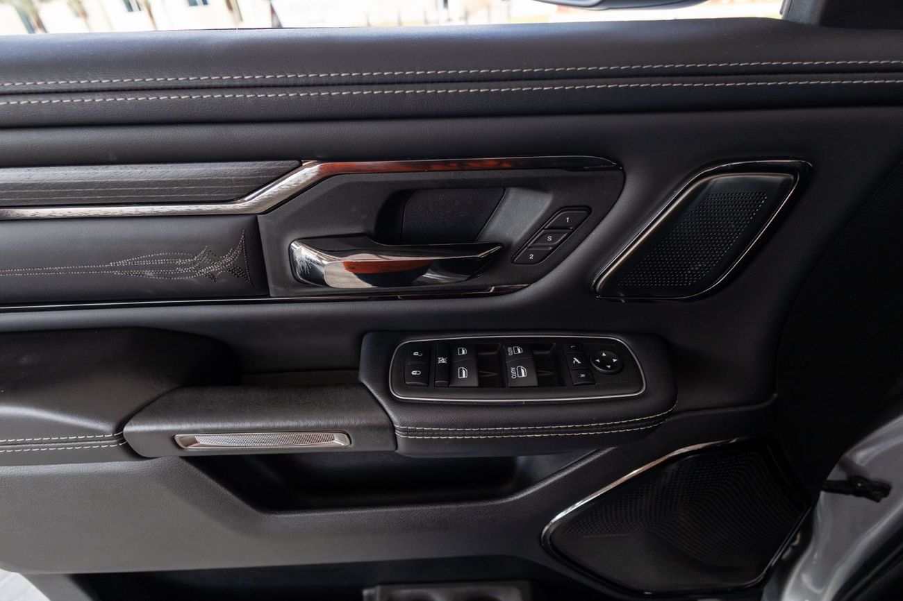 RAM 1500 Limited Crew Cab 5.7L