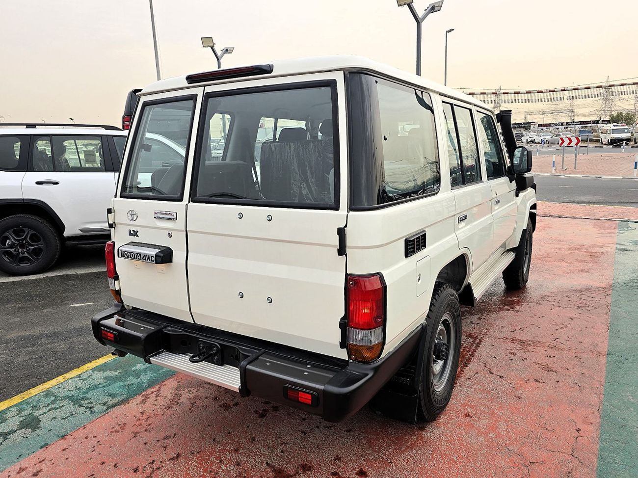 تويوتا لاند كروزر Toyota Land Cruiser 76 4.2l M/T Diesel 4WD Whit Def Lock , Fog light White Color 2025 Model