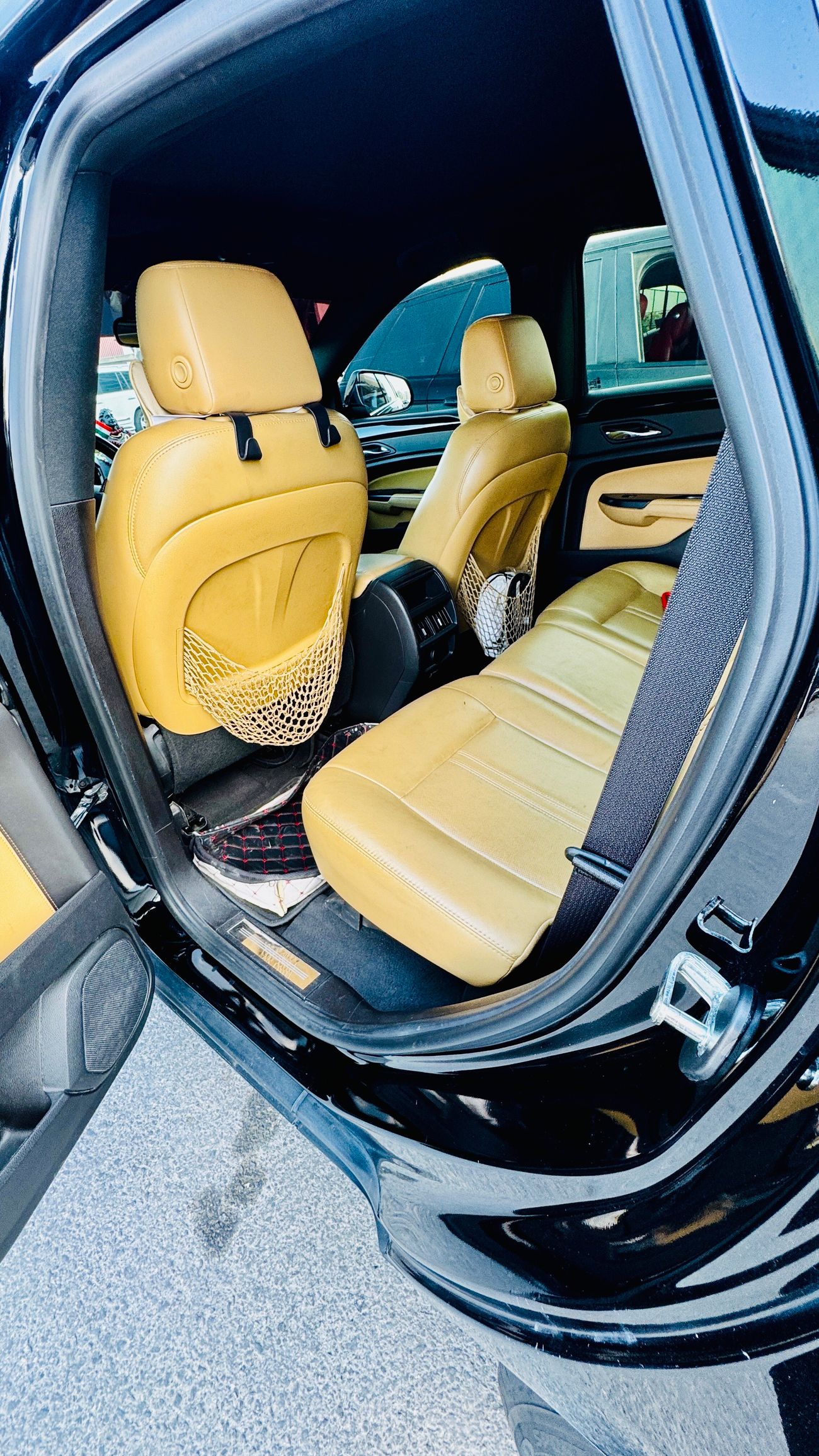 Cadillac SRX 3.6L 5 seats  4door