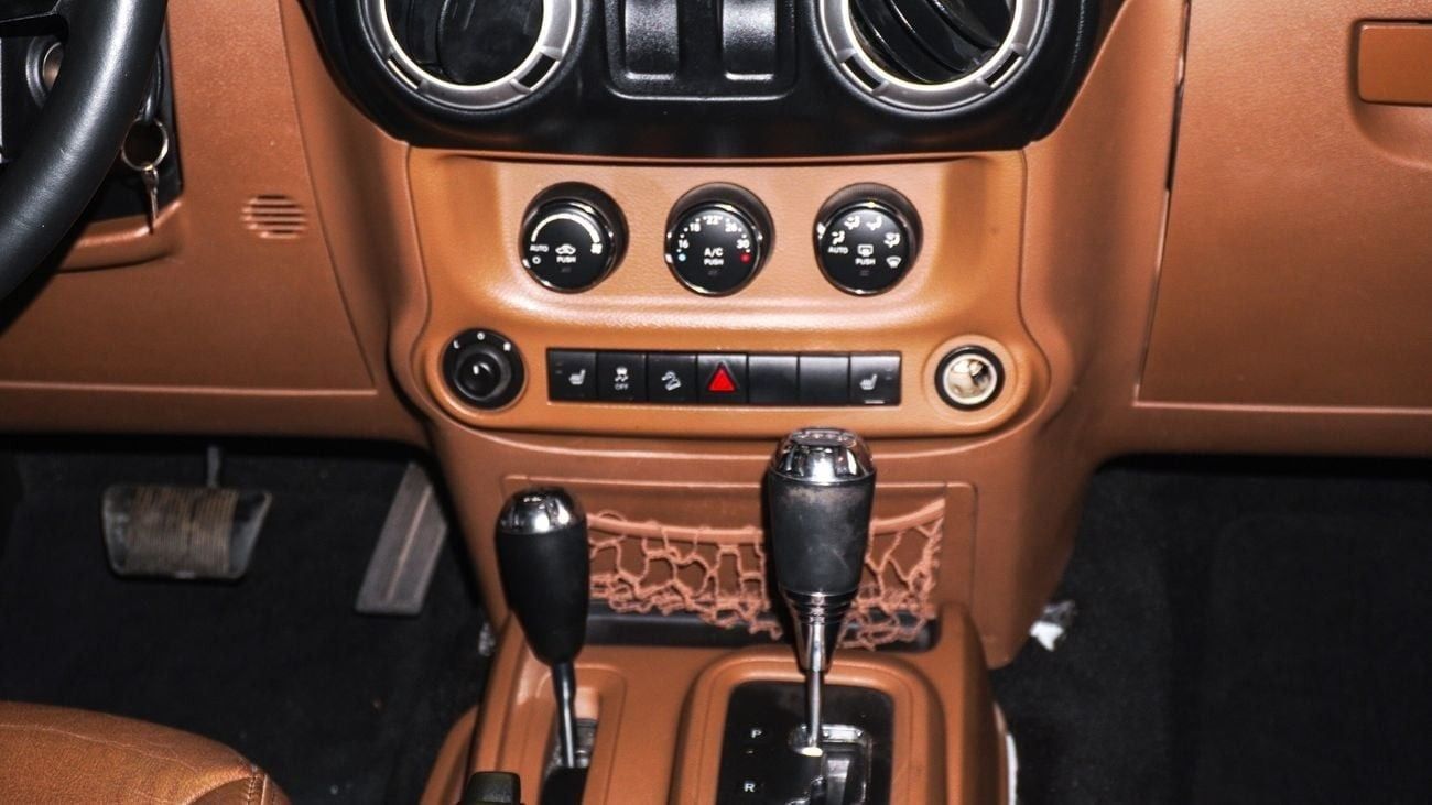 Jeep Wrangler Sahara 3.6L A/T