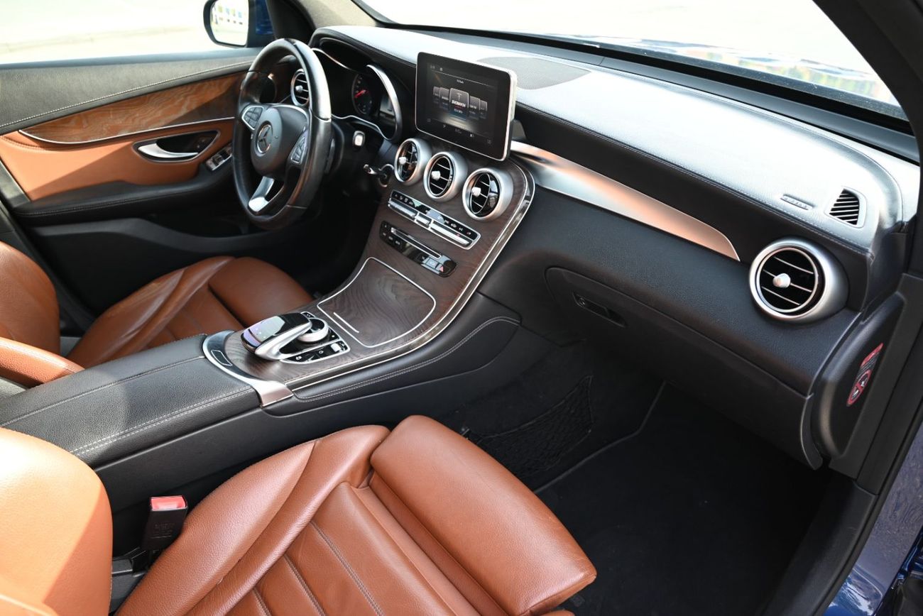 Mercedes-Benz GLC 300 4MATIC 2.0L EMI 1230 AED - GCC - MERCEDES GLC 300 4MATIC - ORIGINAL PAINT - WELL MAINTAINE