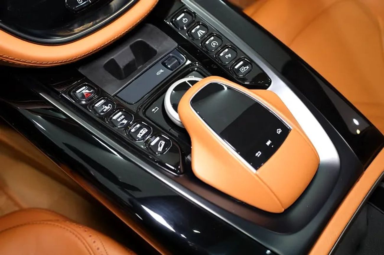 أستون مارتن DBX 550