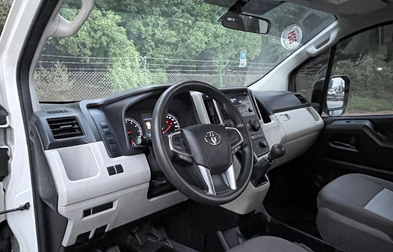 Toyota Hiace GL ACCIDENTS FREE - GCC - V6 - HIGHROOF - PERFECT CONDITION INSIDE OUT