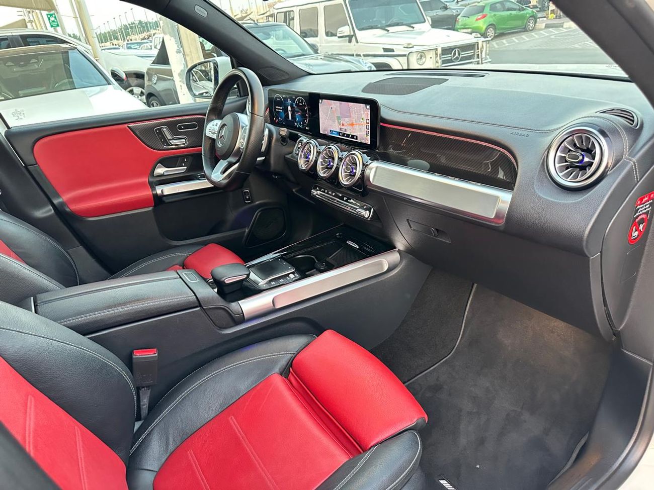 مرسيدس بنز GLB 250 Premium 2.0L (7 Seater)