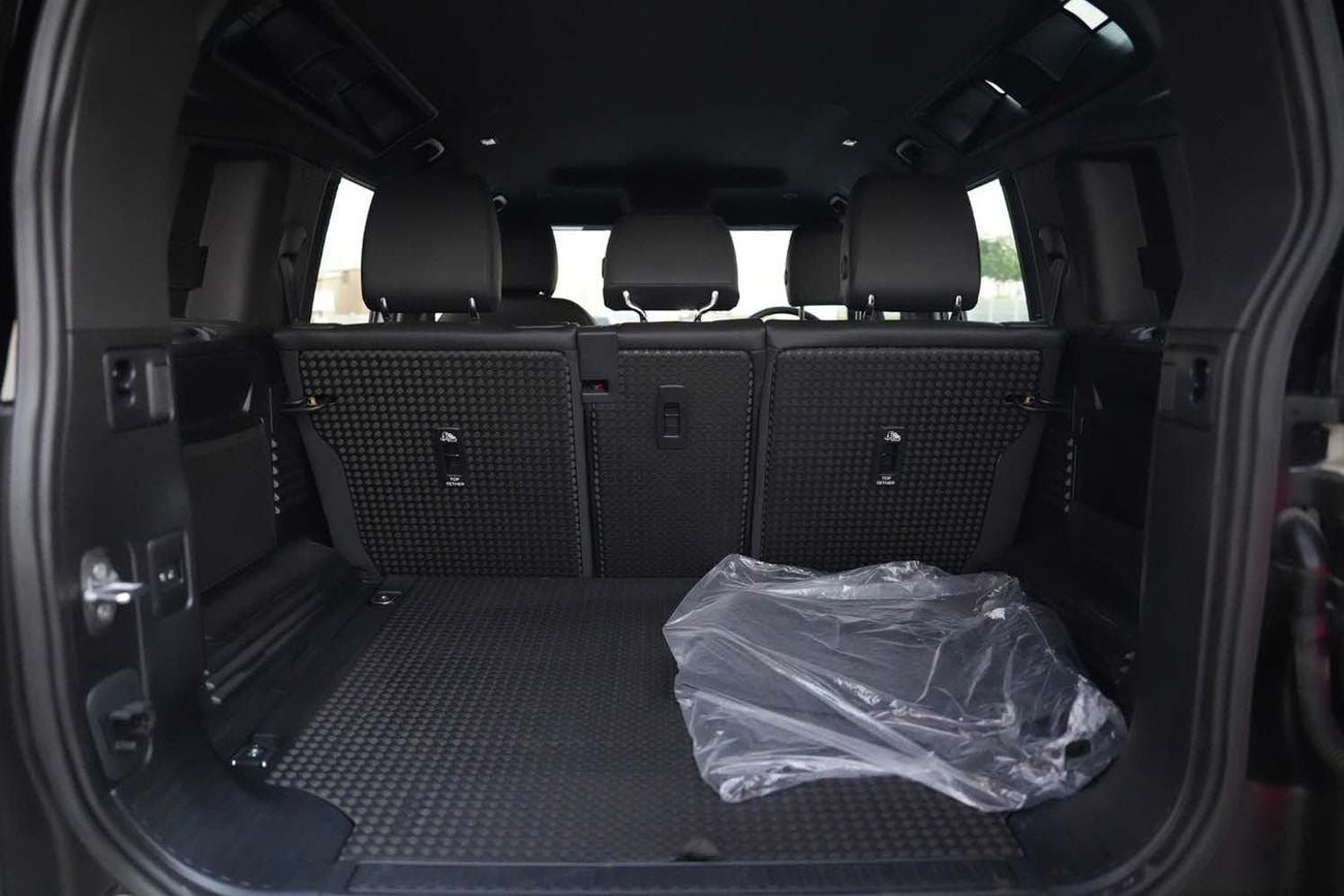 لاند روفر Defender 110 Land Rover Defender 110 D300 SE (Right Hand)