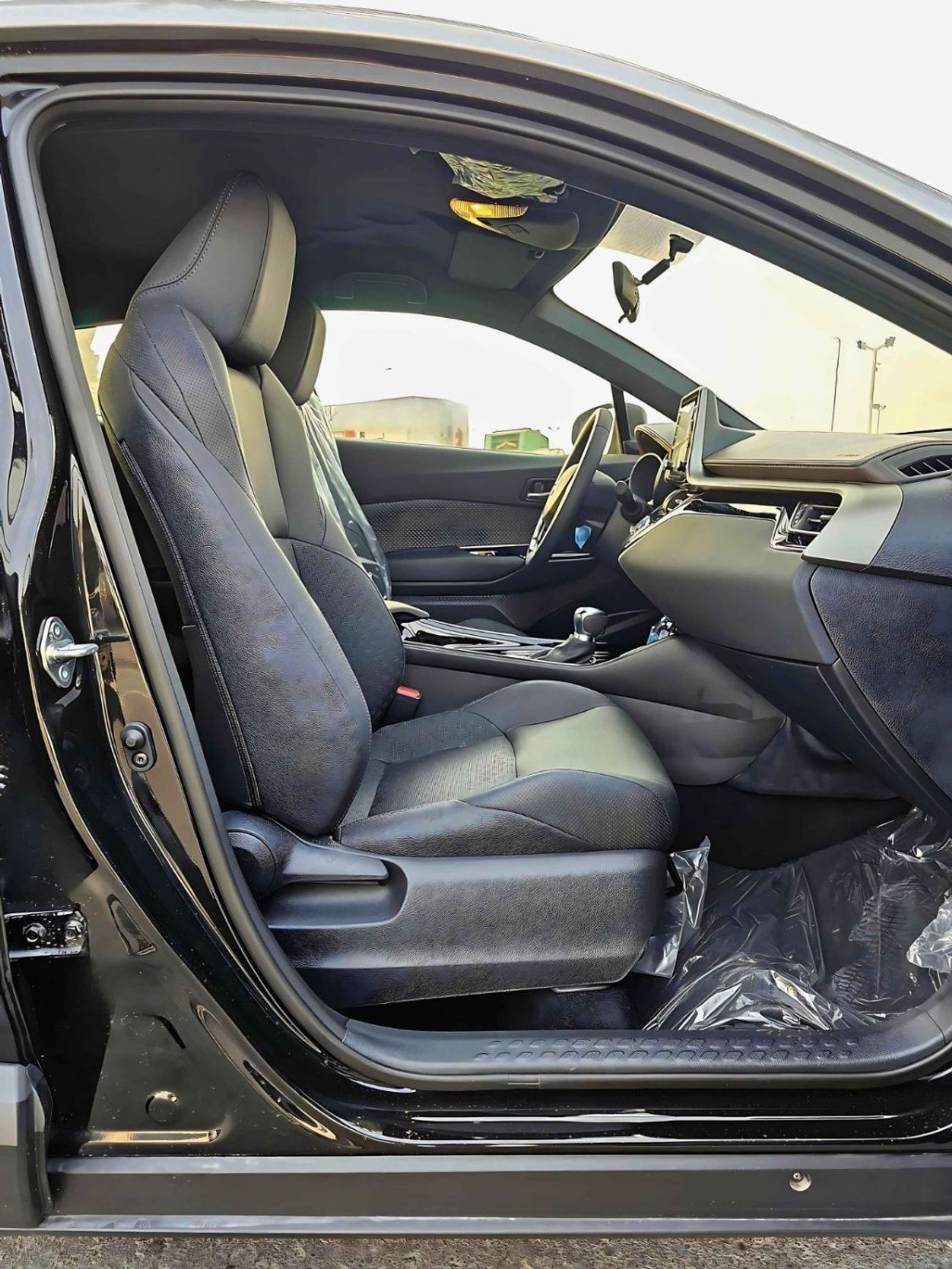 تويوتا CHR LUXURY / DUAL TONE / 1.8L HYBRID / PUSH START / LEATHER SEATS / FULL OPTION / CODE#68013