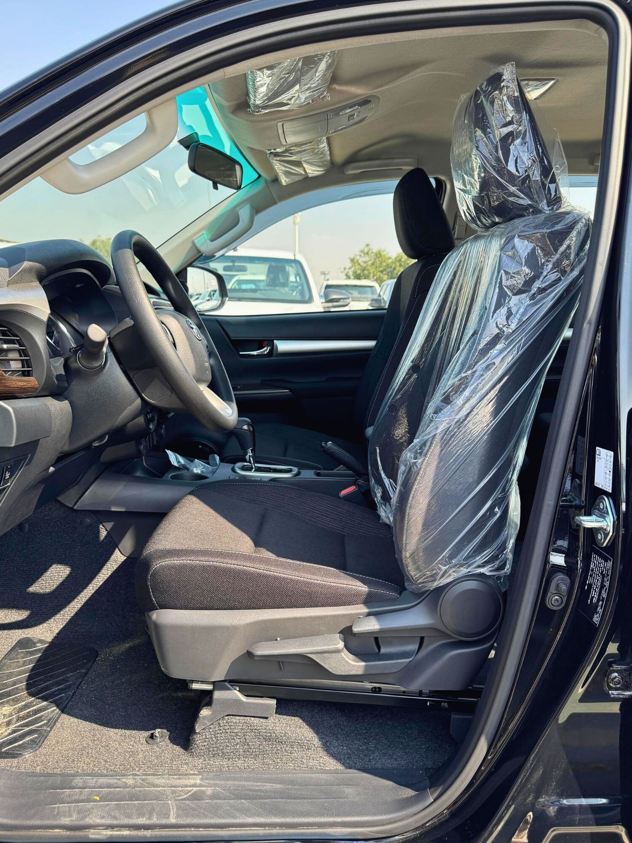 Toyota Hilux SR5 /  2.7L V4 PETROL / PUSH START / 4WD / FULL OPTION (CODE # SR5)