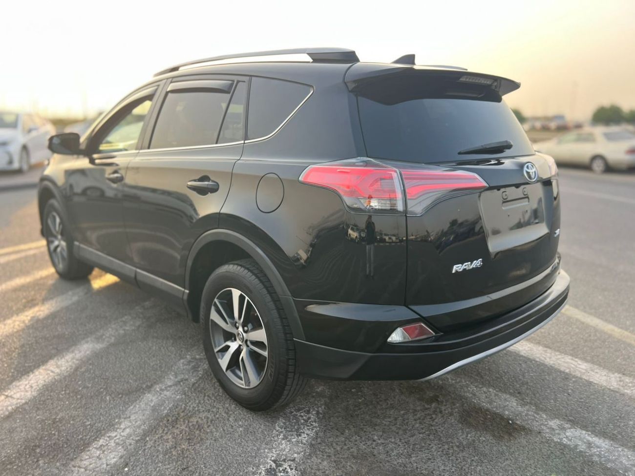 Toyota RAV4 2017 Toyota Rav4 XLE 2.5L V4 Mid Option - Sunroof - Rear Cam - Auto Trunk