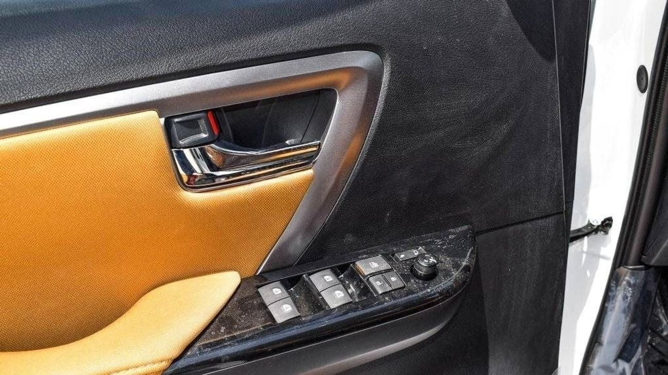 تويوتا فورتونر 2025 Toyota Fortuner 4.0L Petrol AT (White-Beige)